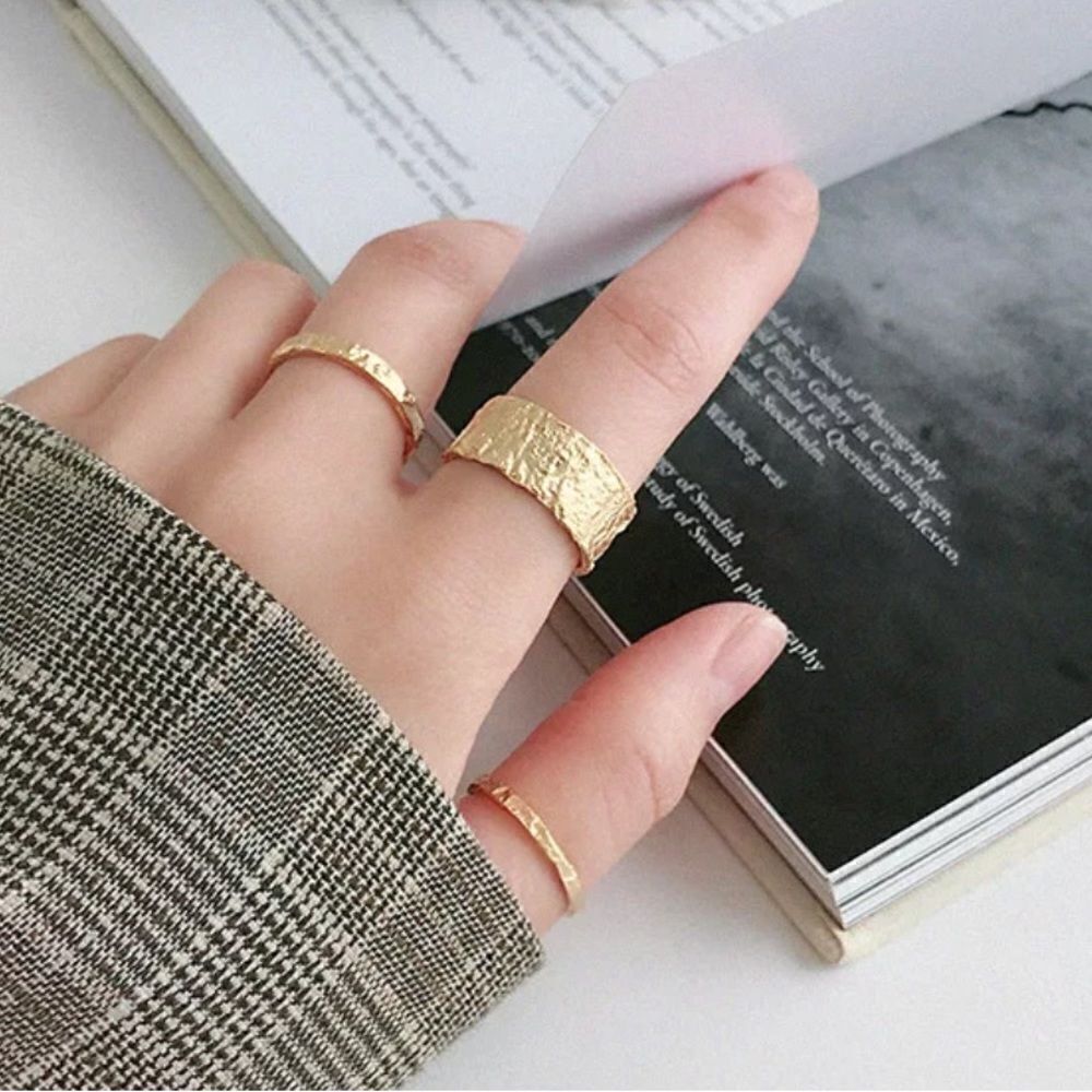 The Texture Band Ring in gold